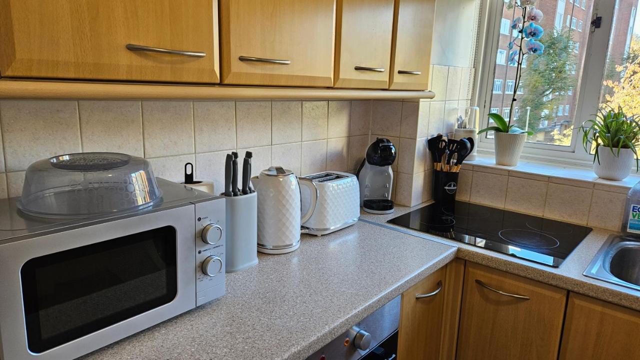 Spacious Two Bedroom In Battersea, Free Parking * Londra