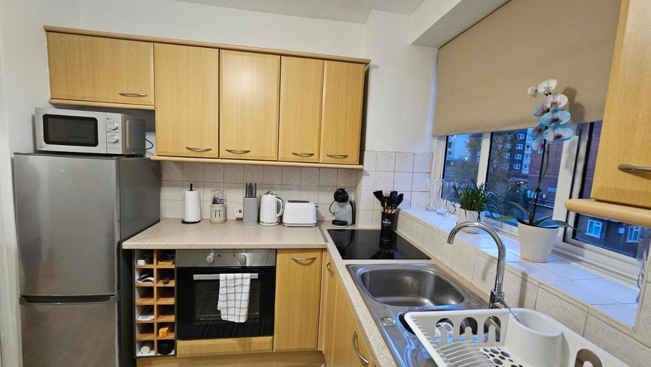 Spacious Two Bedroom In Battersea, Free Parking Appartamento Londra